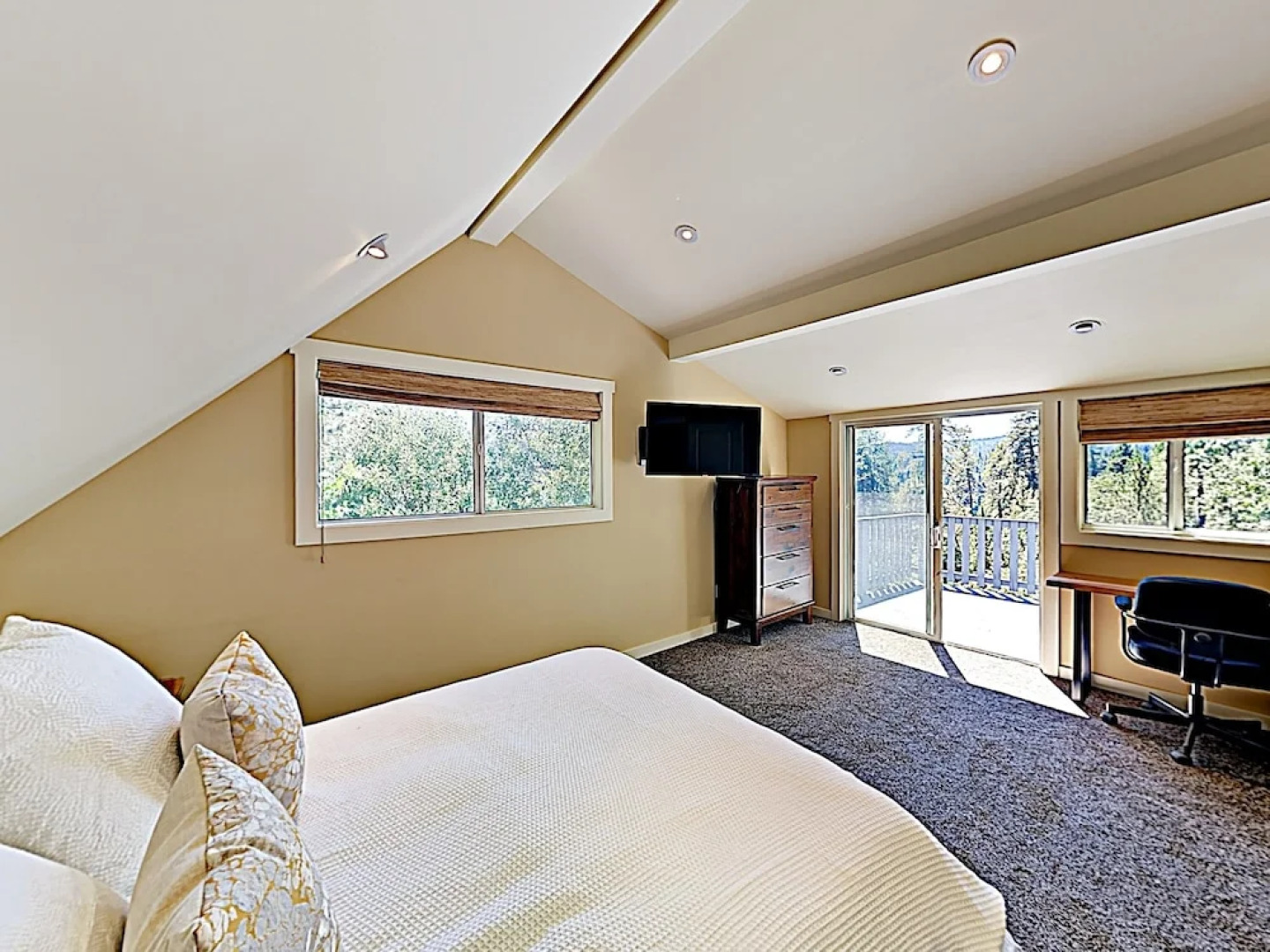 New Listing! Updated Lakeside Home Near Beach Club home