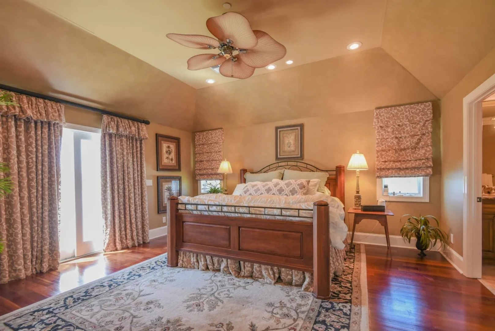 Large Home On Private Peninsula With Hot Tub + Sauna! 4 Bedroom Home