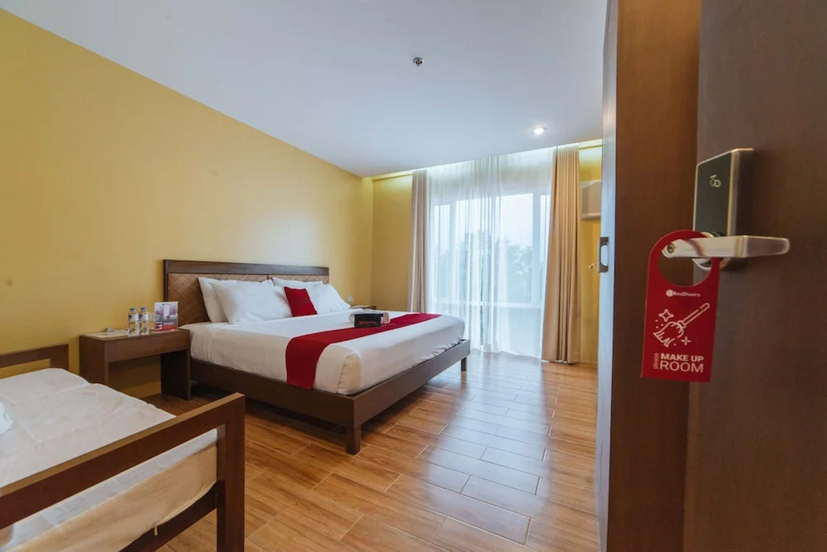 RedDoorz Premium near Health Centrum Banica