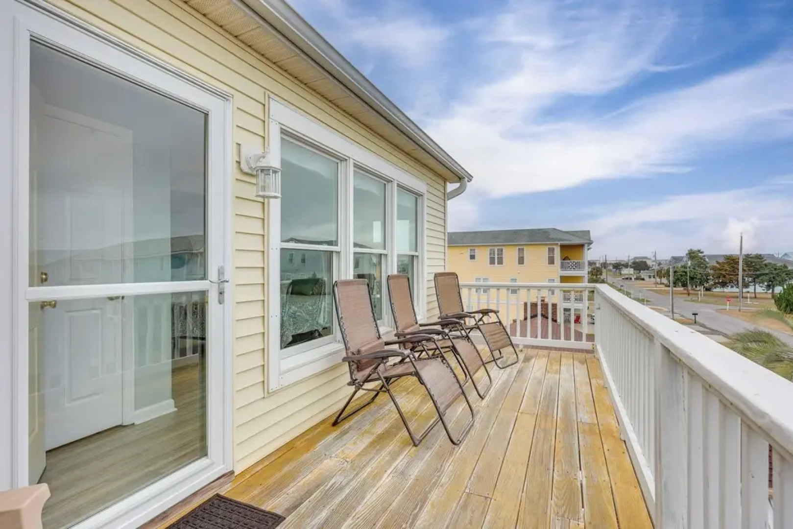 Walk to Shore: Multi-deck Townhome in Kure Beach!
