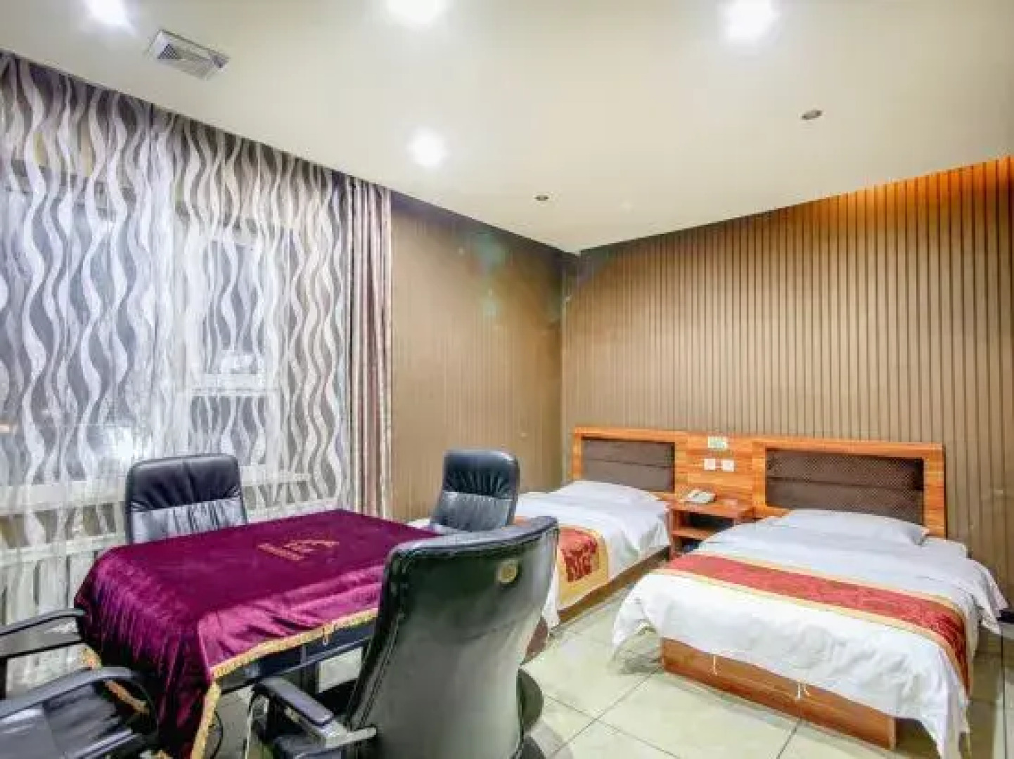 Daqing Zhichingchun Holiday Hotel (Baicheng Railway Station)