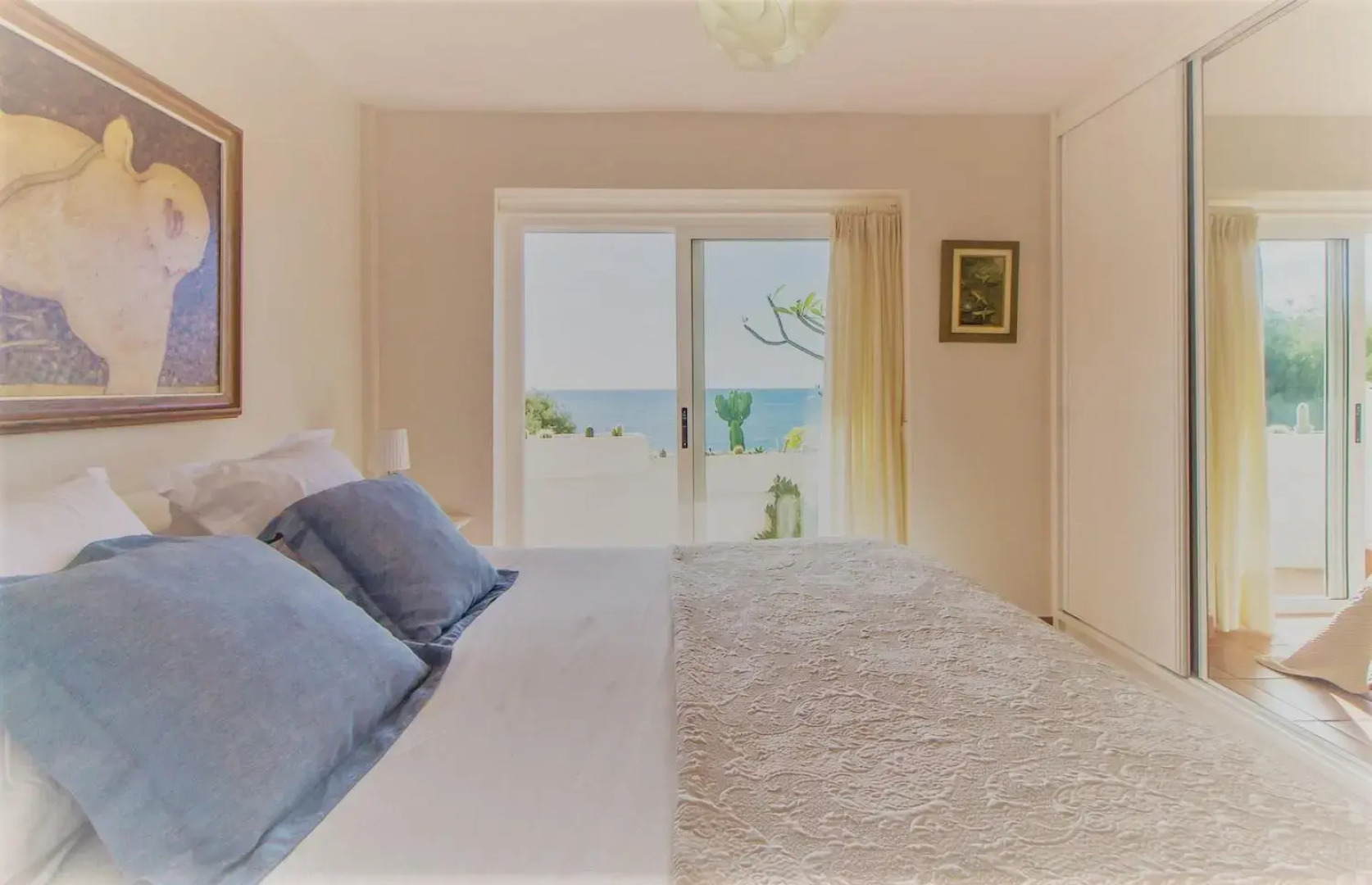 Villa in protected space in front of the sea