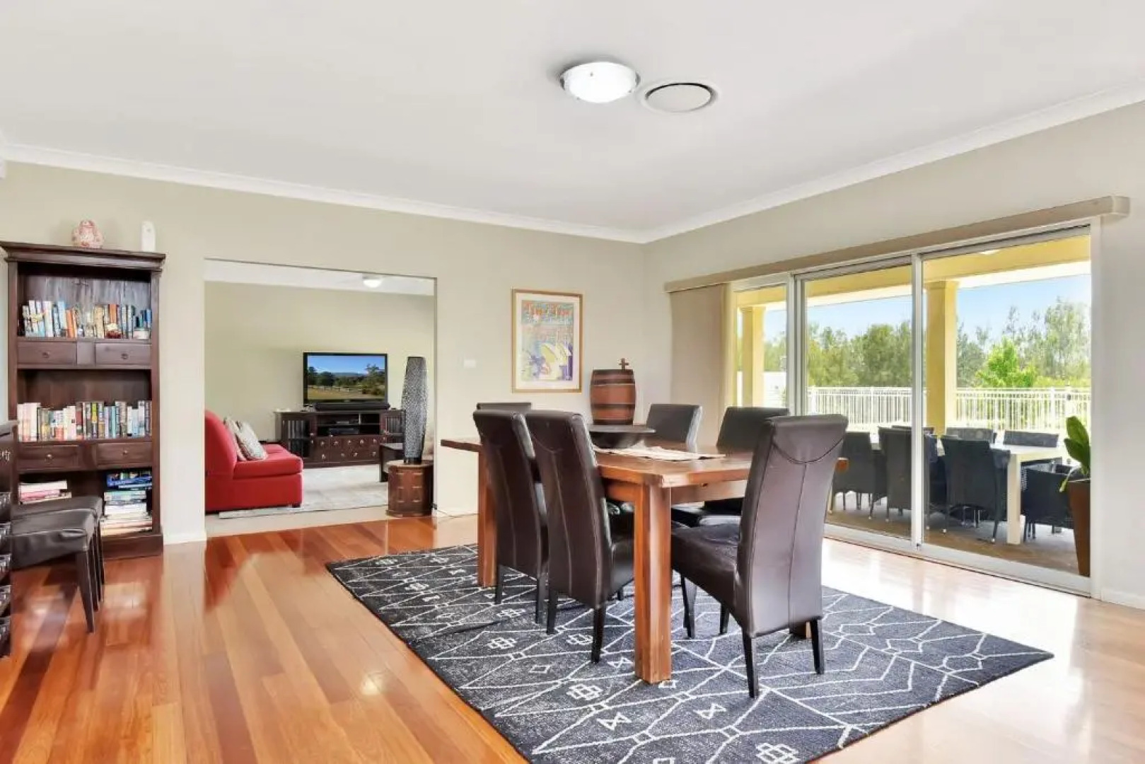 Silver Springs Estate 4br house + 6br house with Wifi, Pool. Fireplace, Views, Olives and Space