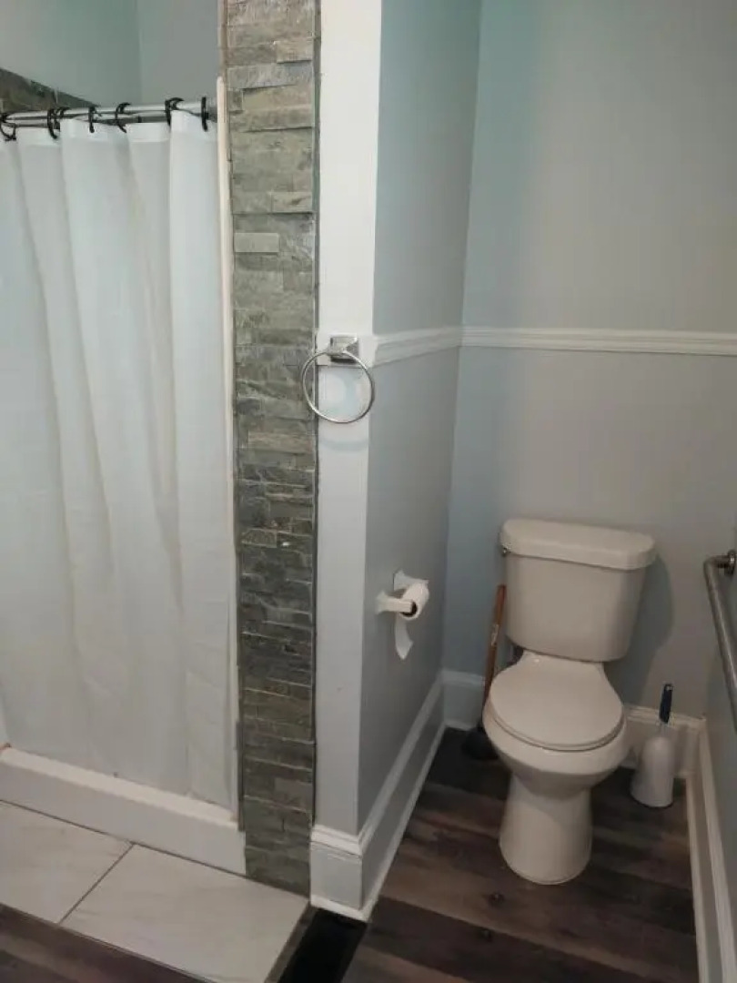 One Queen Bed Suite with full house amenities Rm 2