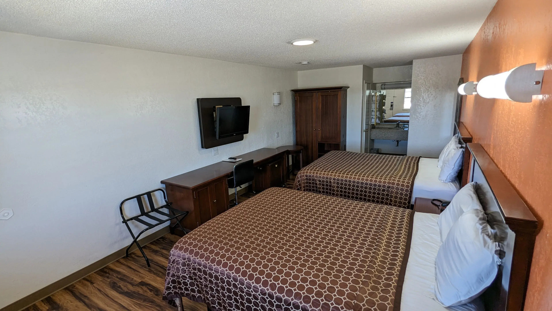 Hillcrest Inn & Suites