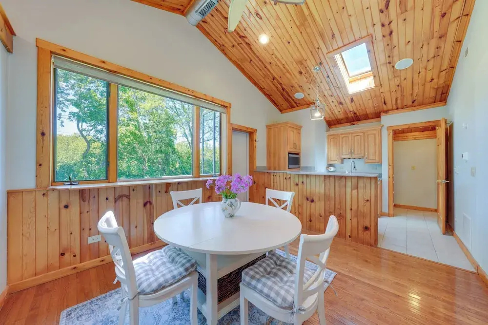 Peaceful Warrenville Home: 1 Mi to Herrick Lake!