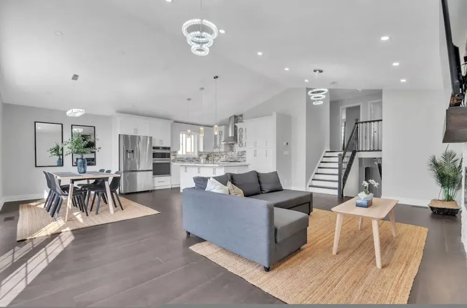 High-ceiling Home Relaxing Patio in Waterloo