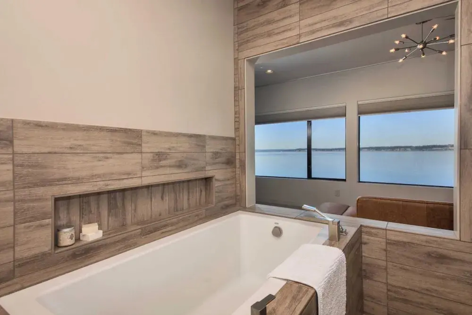 Langley Waterfront Condo by Avantstay A+ Views