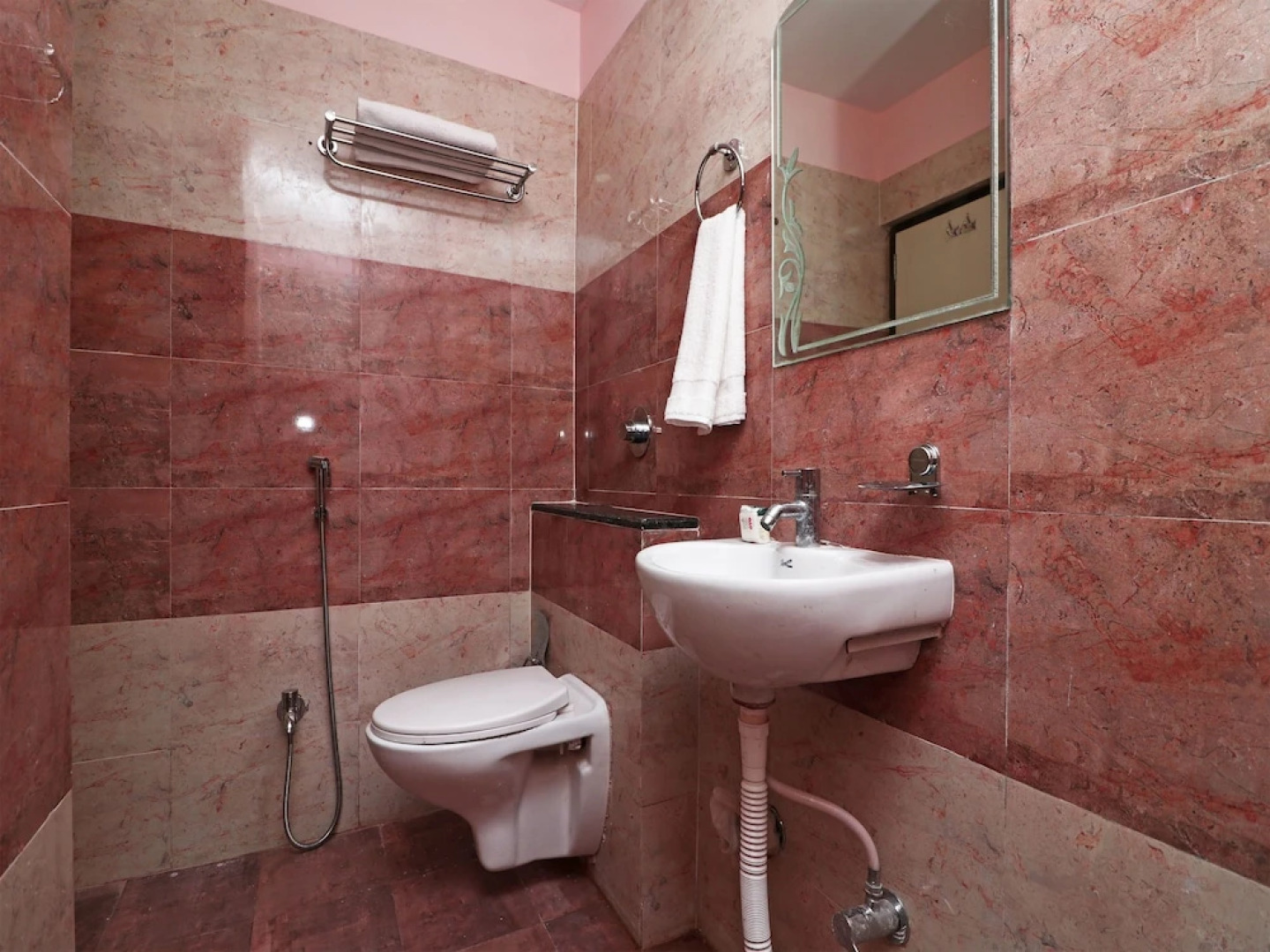 Capital O 16590 Hotel Sapphire Inn