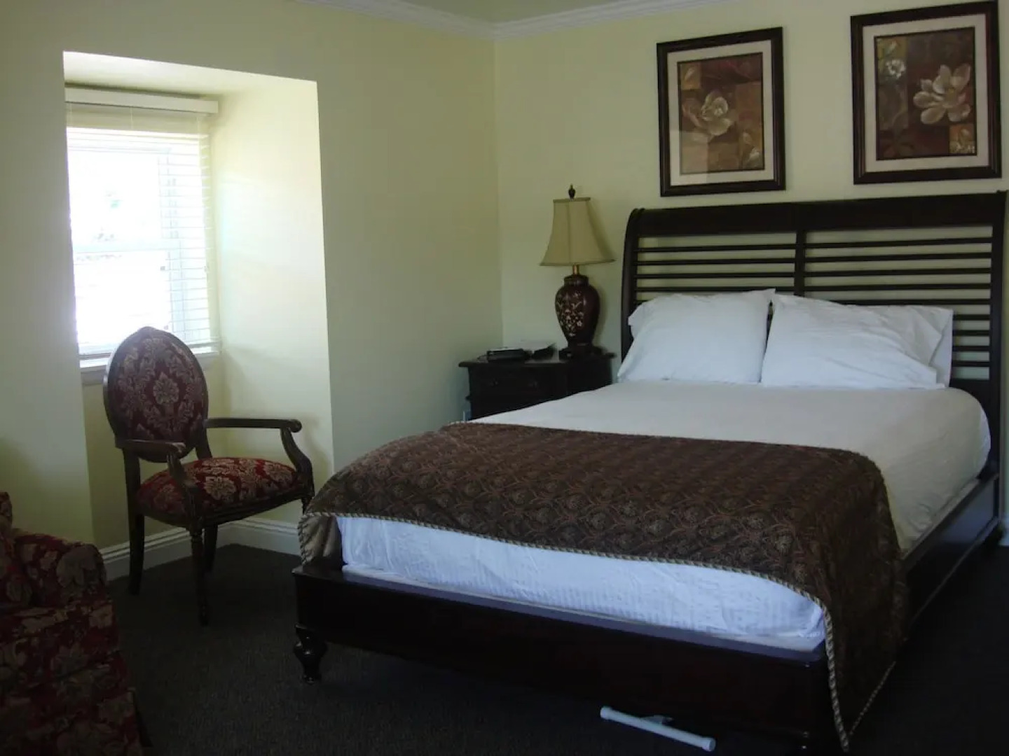 The City Hotel Bar & Grill