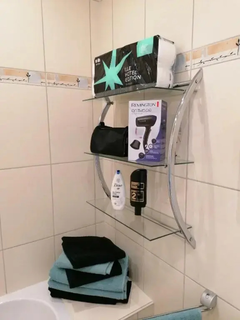 1 Person - Single - Appartement -Zentral gelegen in Leverkusen Wiesdorf - Friedrich Ebert Platz 5a , 4te Etage mit Aufzug-und mit Balkon