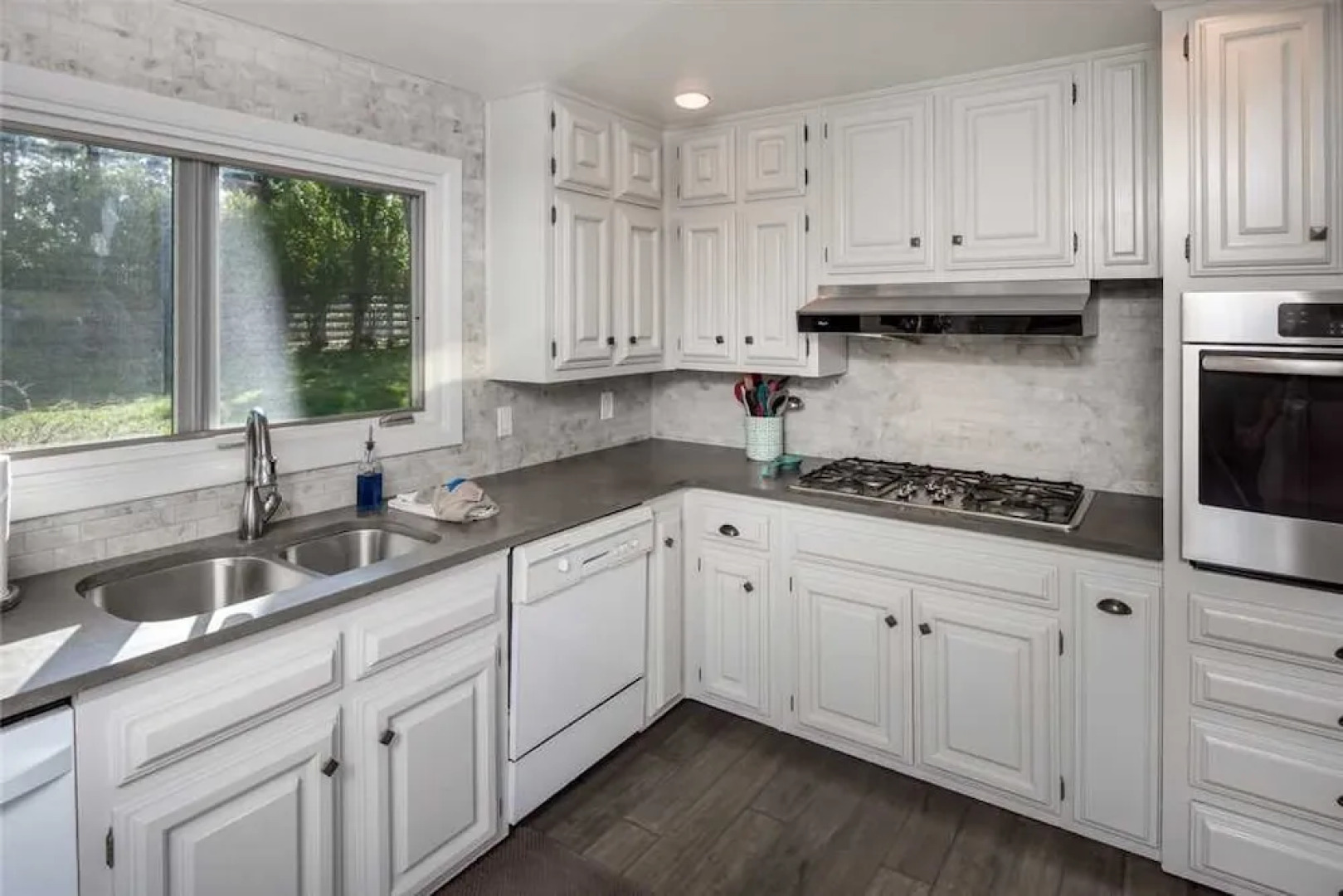 Hill Top Mountain View - Four Bedroom Cabin with Hot Tub