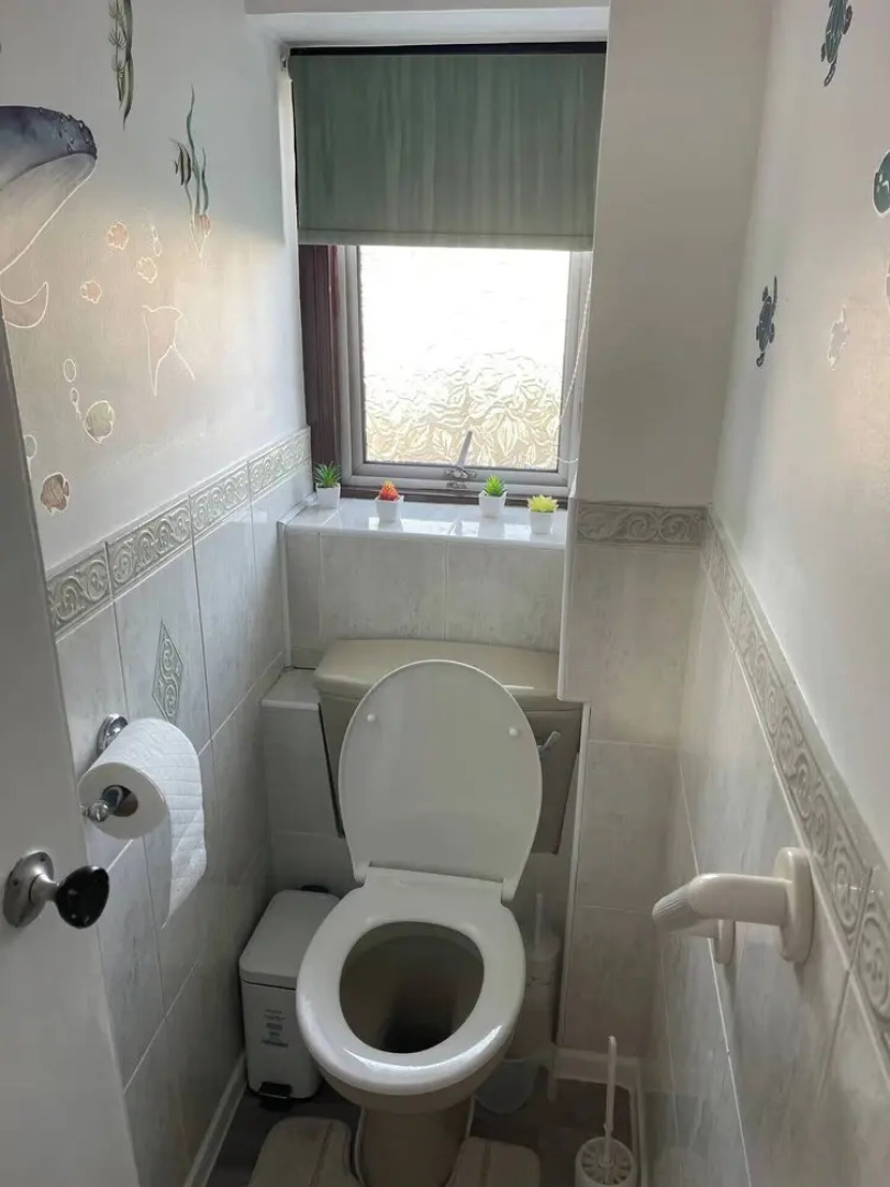 Charming Basildon House With 3 Bedroom Near Town