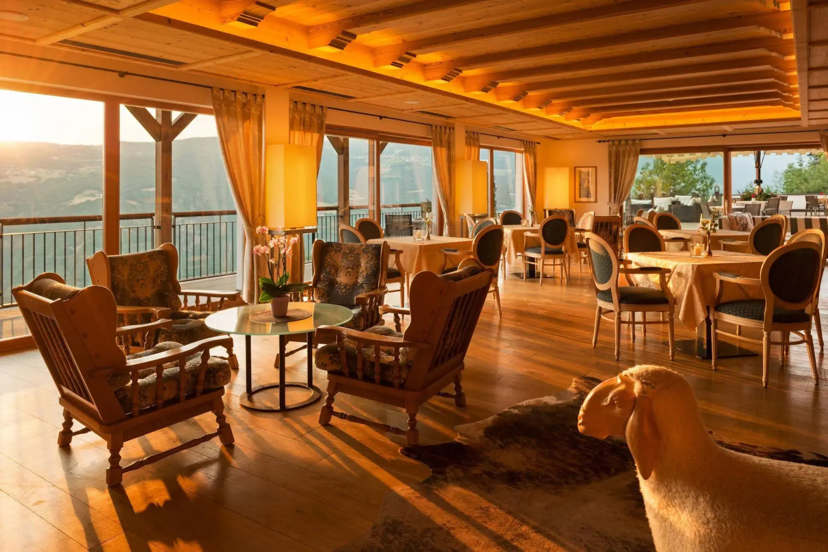 Hotel Emmy - five elements