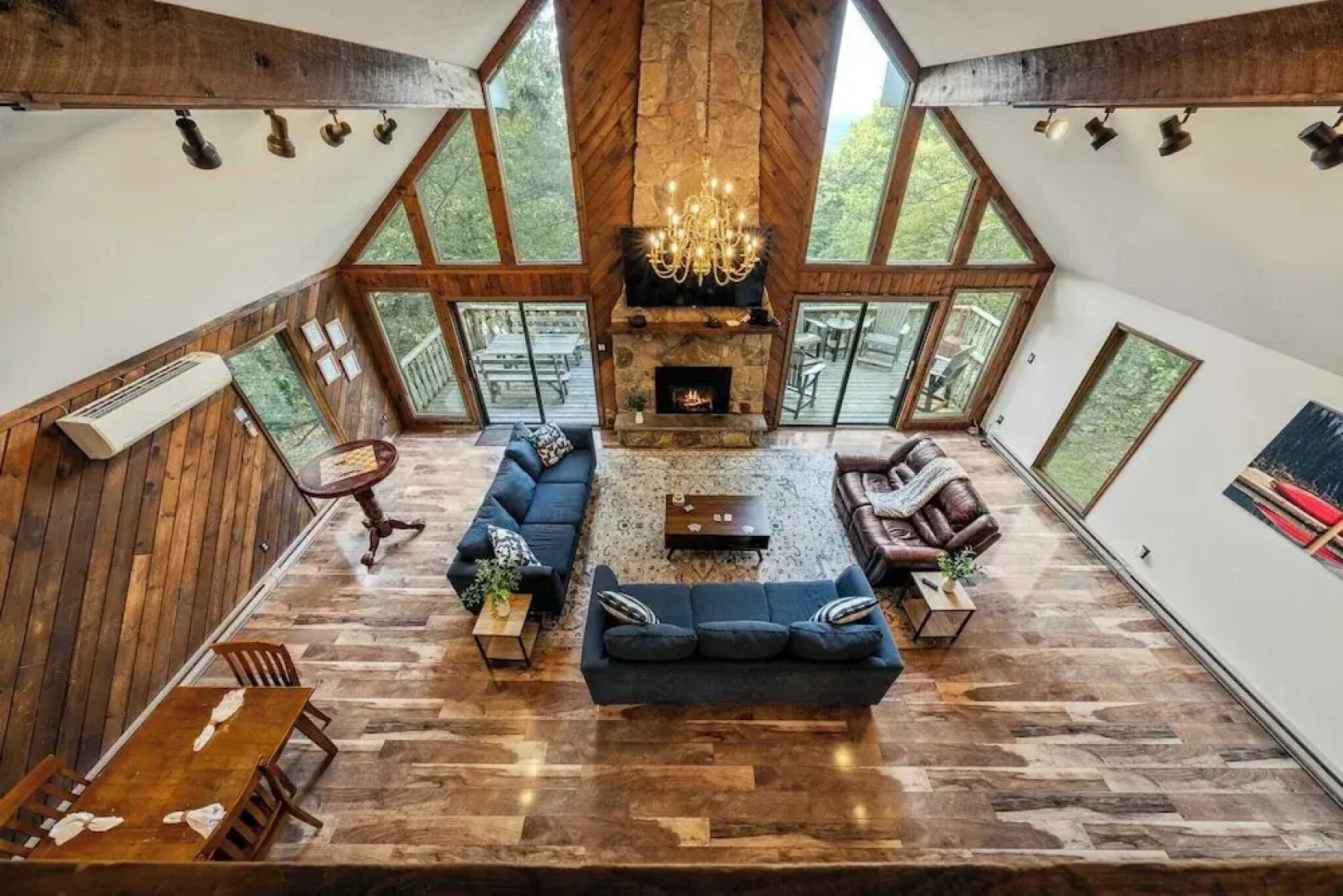 Sky View Chalet by Avantstay Stunning Interior, Spacious Deck, Hot Tub, & View