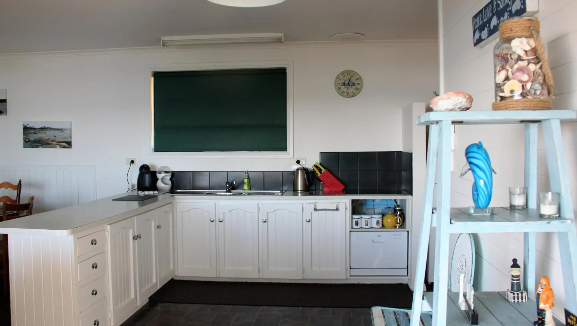 KINGFISHER COTTAGE Beachfront at the Binalong Bay