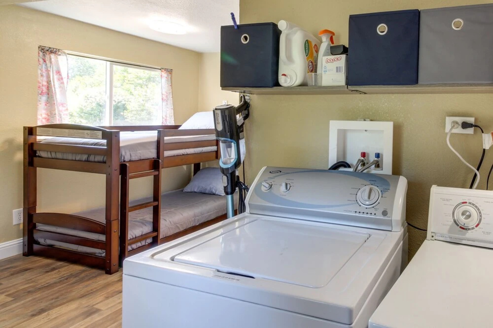 On-site Creek & Fishing: Cozy Coos Bay Retreat!