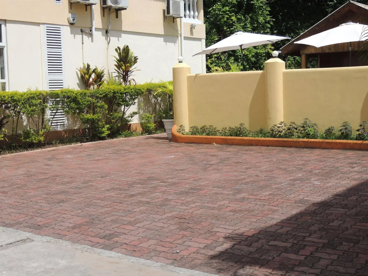 Reef Holiday Apartments