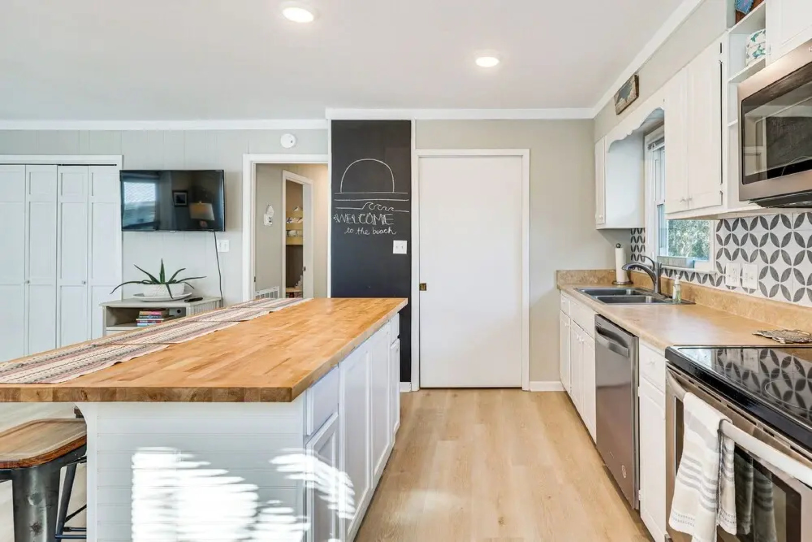 3 Blocks to Beach Access: Coastal Carolina Apt