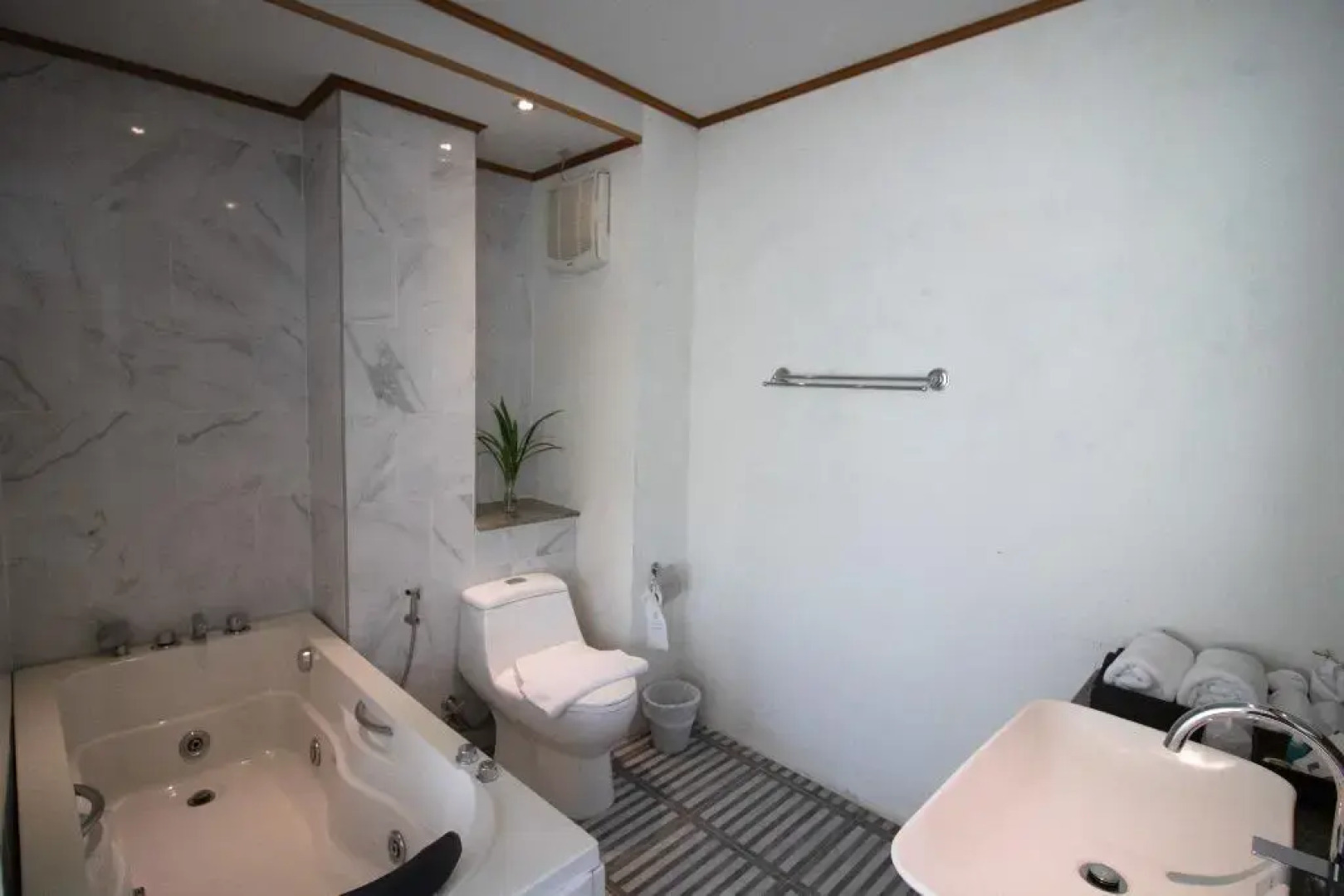 Royal Train Garden Resort By Zuzu