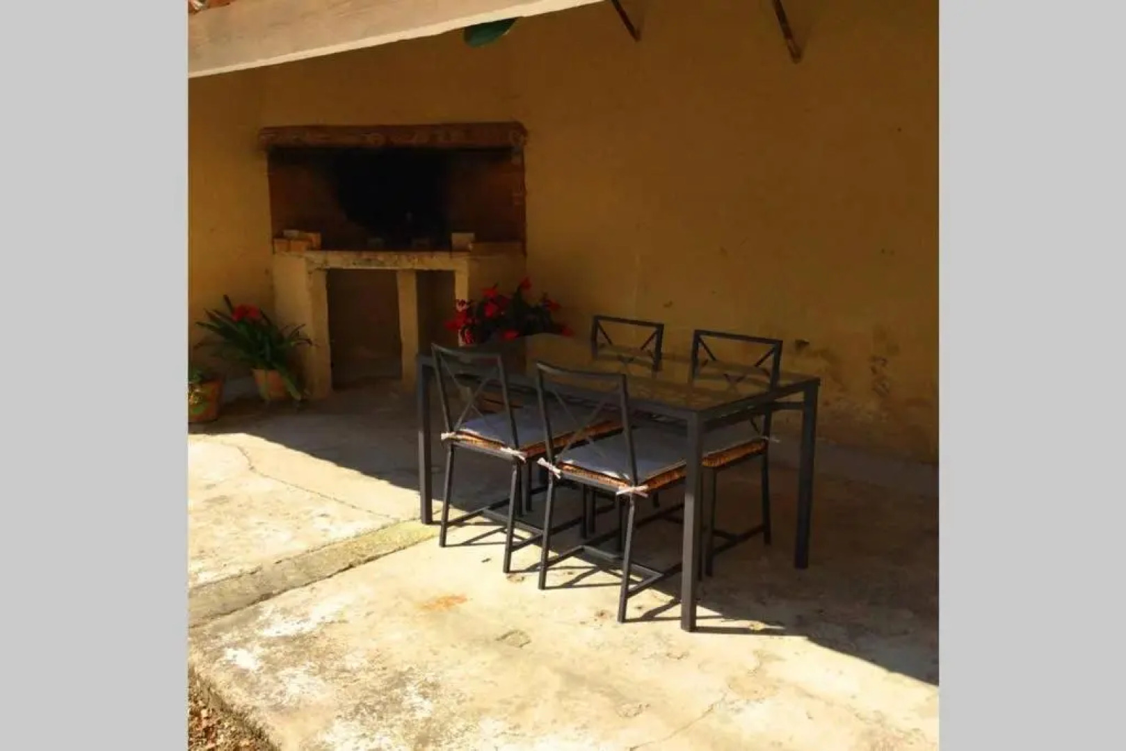 Partie d'une ferme provençale avec piscine privée, située proche d'Avignon, à Bédarrides, 6 prs, LS6-342-FRAGOUN