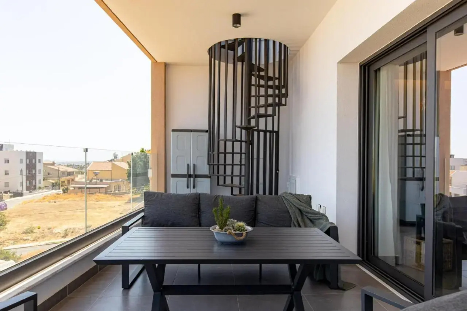 Eagles Nest- 2BR stylish, free park, Netflix