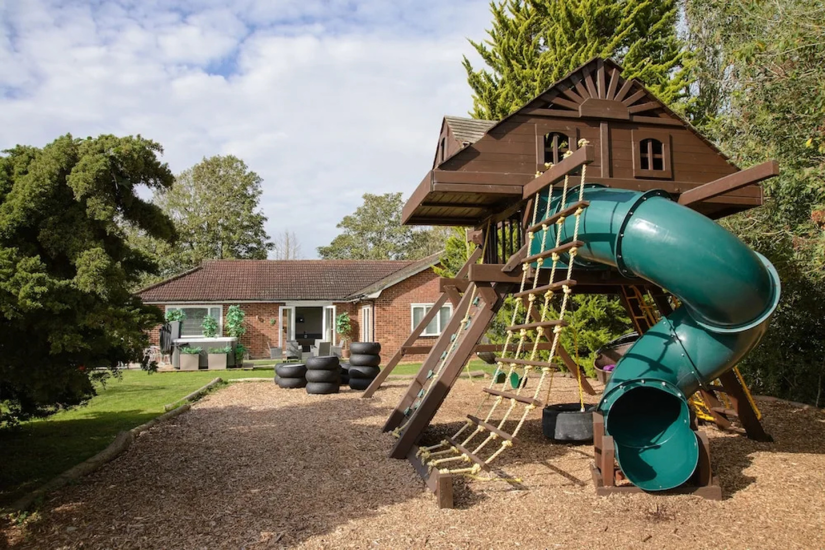 Deluxe 2 Bed Versace Hottub Skytv