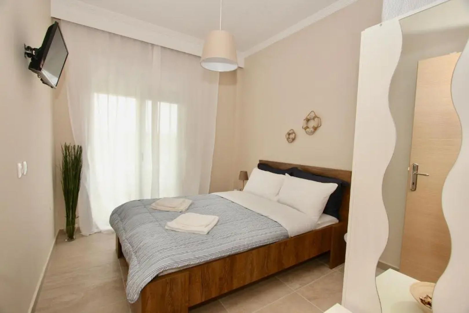 Lovely apartment by the sea.....