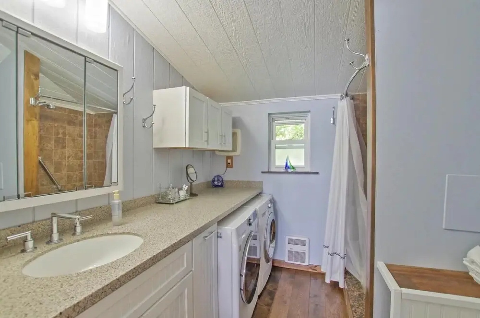 Beautiful Bonita 2 Bedroom Home by Redawning