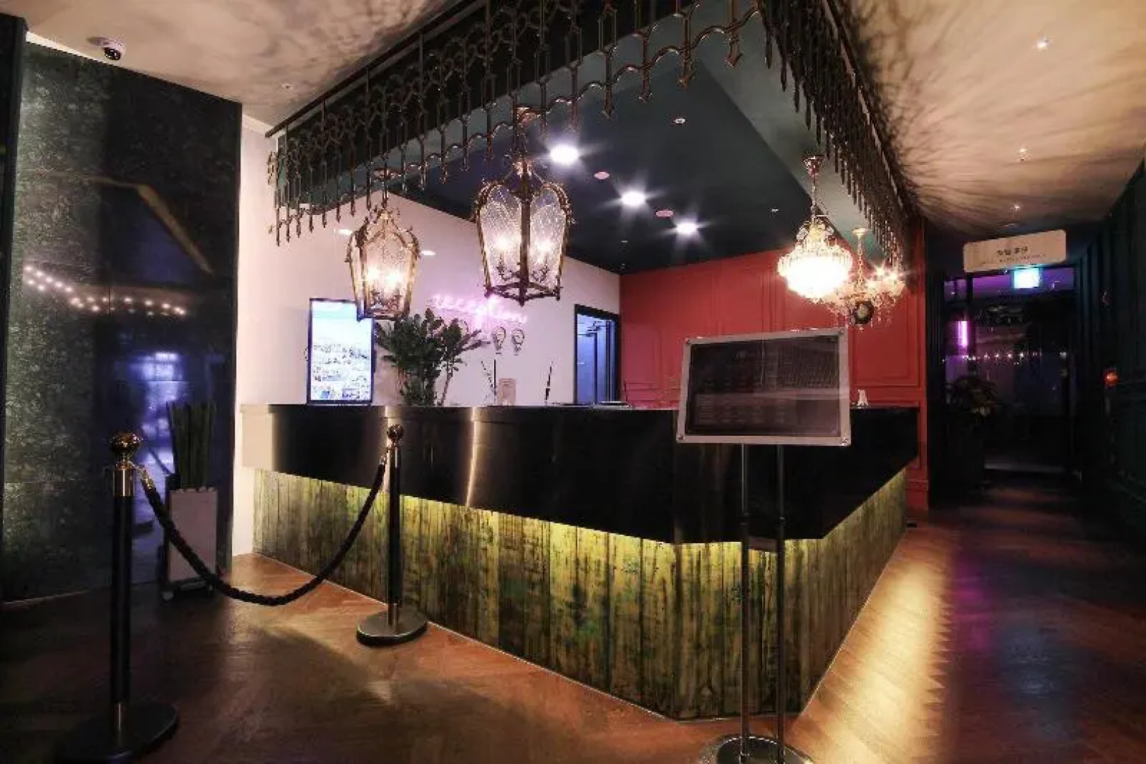 Hotel February Dong Seong Ro