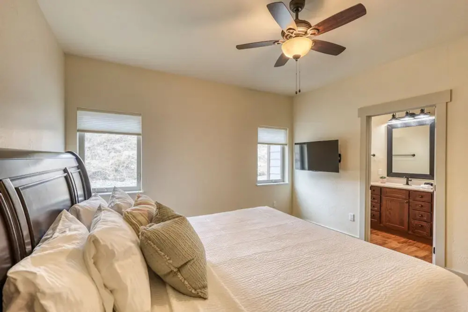 Serene Retreat King Bed at Rockerville Gold Town