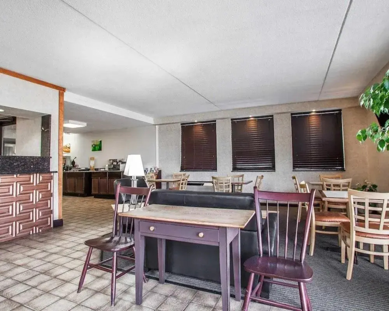 Econo Lodge Inn & Suites Outlet Village