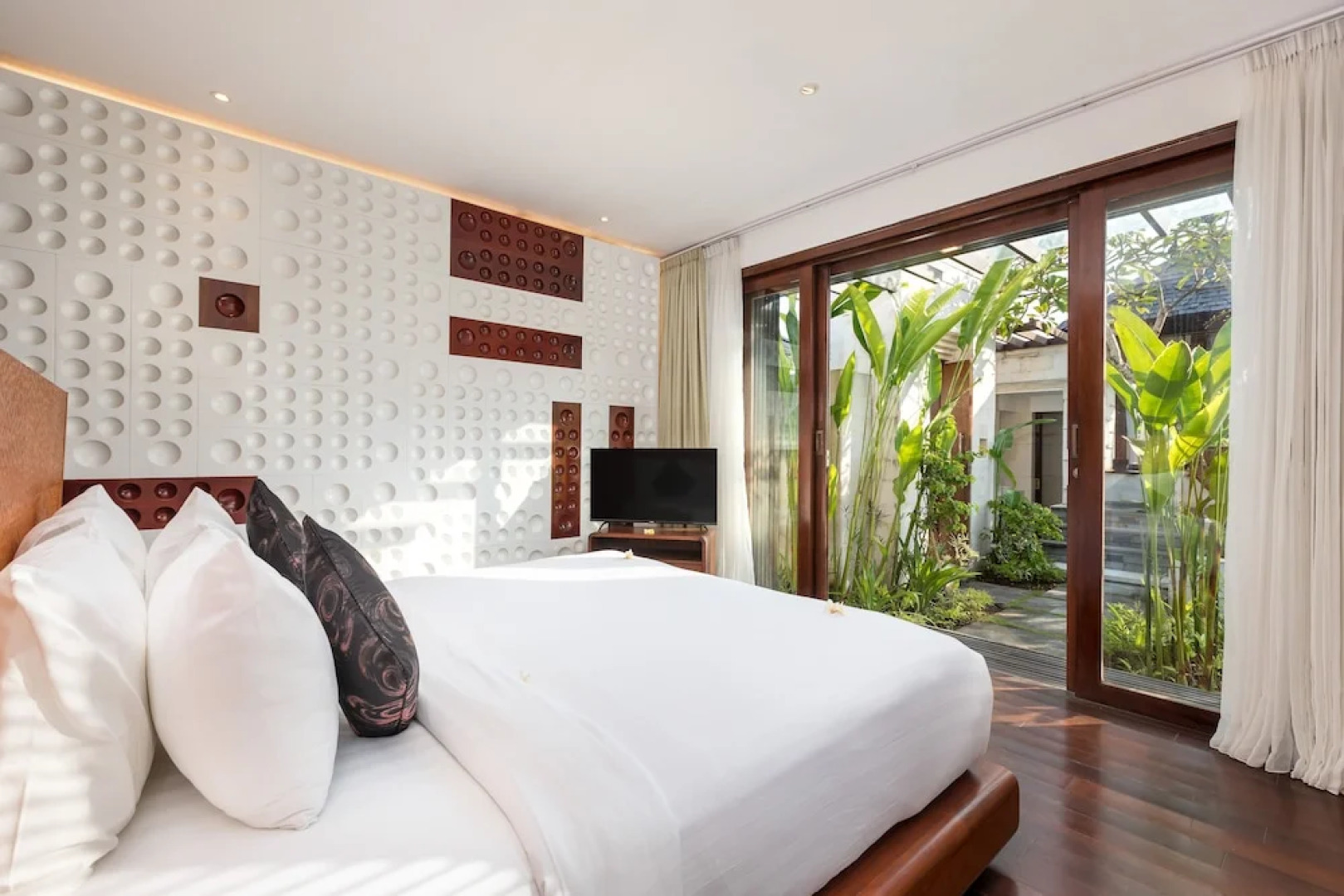 Fascinating Beachfront 2 Br Villa in Seminyak