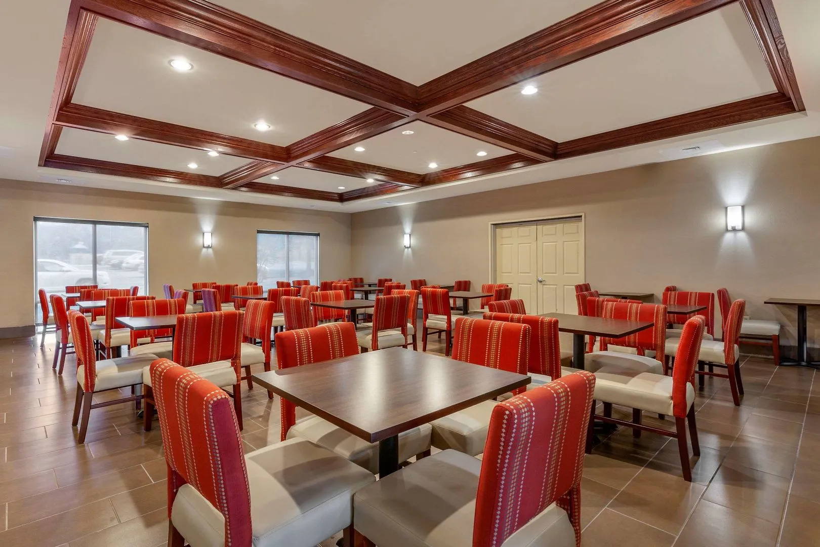 Holiday Inn Express & Suites Milwaukee Nw Park Place by IHG