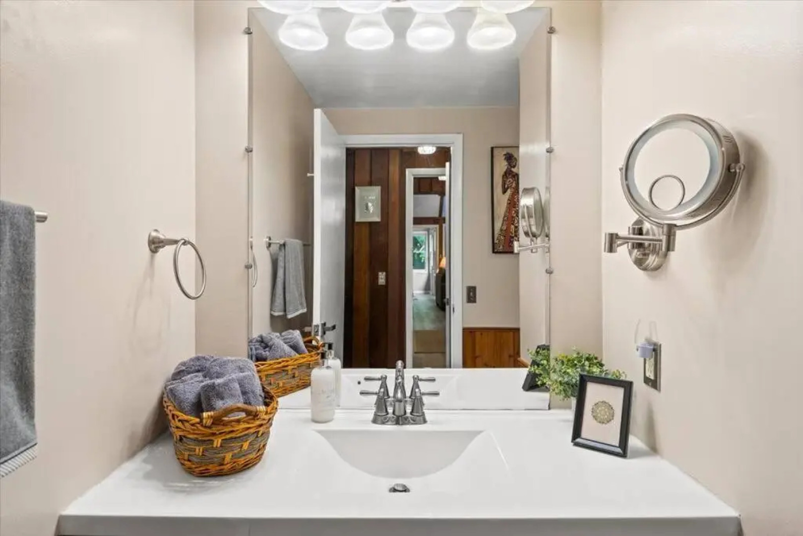 The Gingerbread House: 4 BR chalet, w/ Sunroom/Deck, sleeps 12, modern amenities