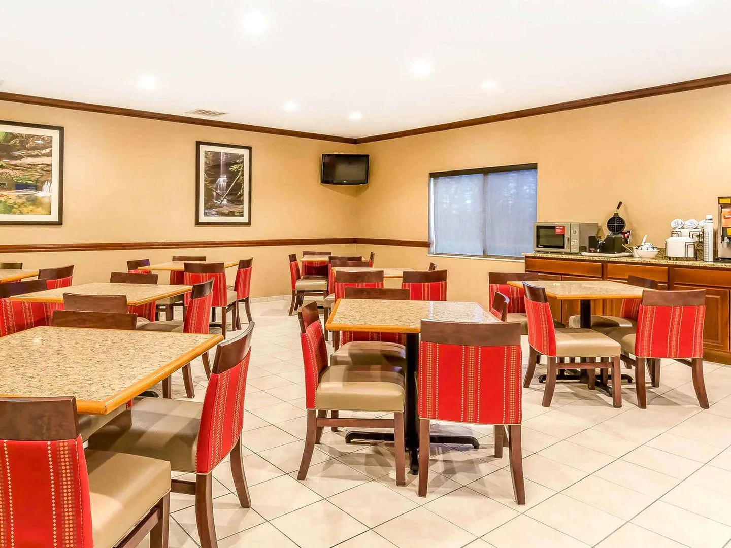 Comfort Inn & Suites East Moline near I-80