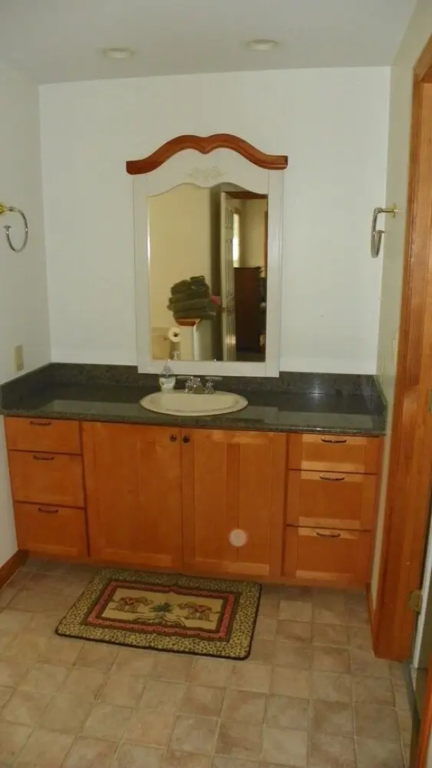 A Charming Private Home Rental, Beautifully Landscaped and Located in Forest Ridge, Lincoln, NH - Fr42l