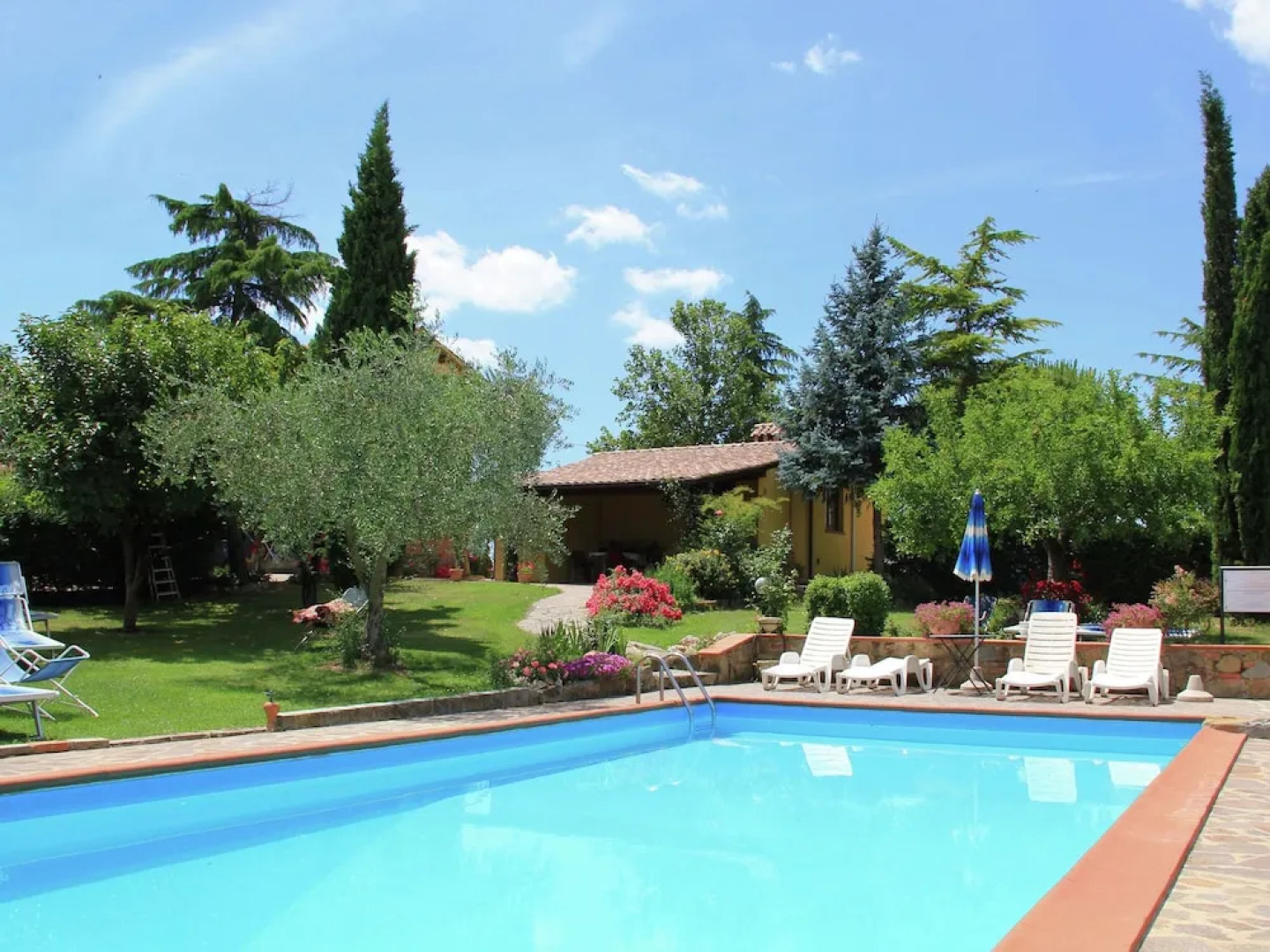 Cozy Holiday Home in Castiglion Fiorentino with Jacuzzi