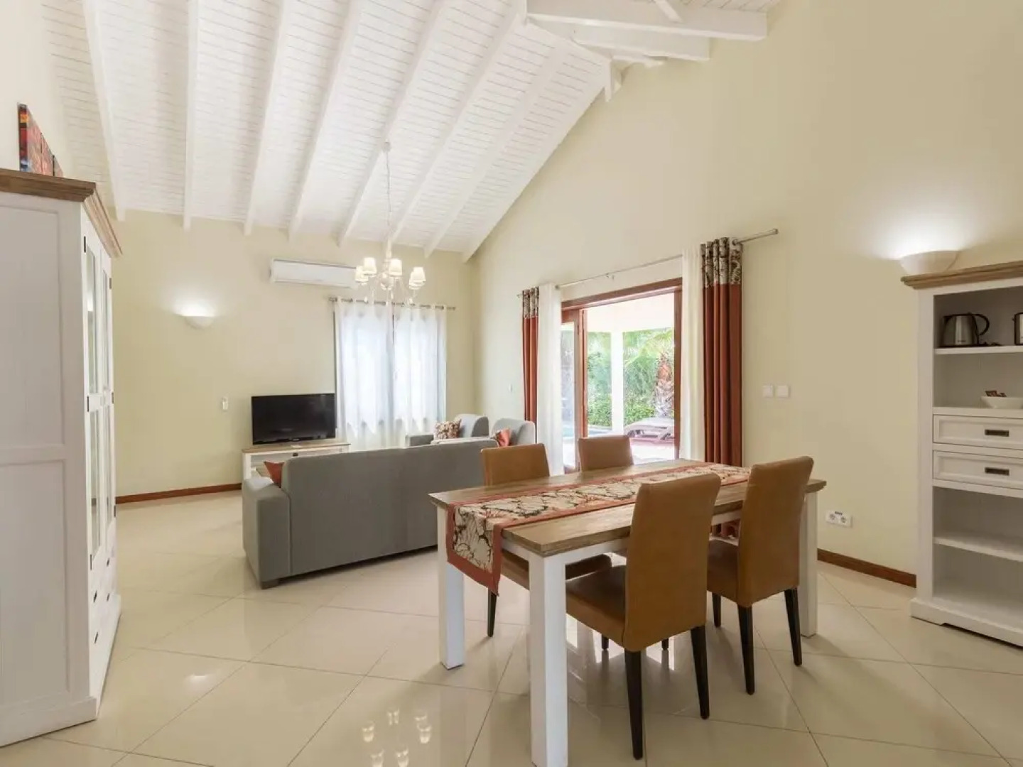 Modern Holiday Home Near Mambo Beach in Willemstad