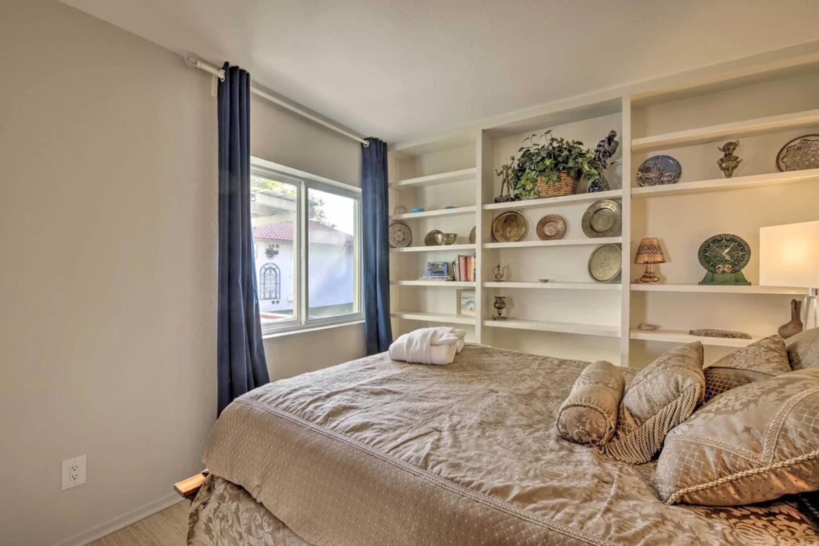 Sun Deck, Hot Tub & Kayak: Lakefront Tempe House