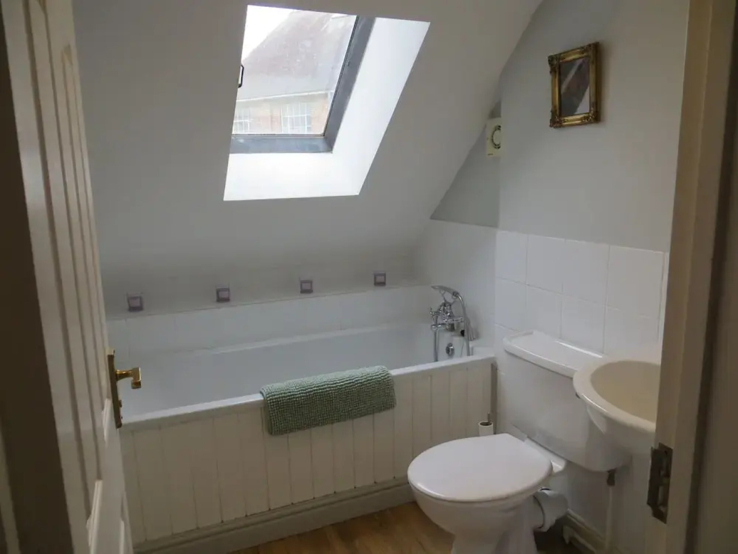 Evelyn Cottage, Charming Cottage Tucked Away