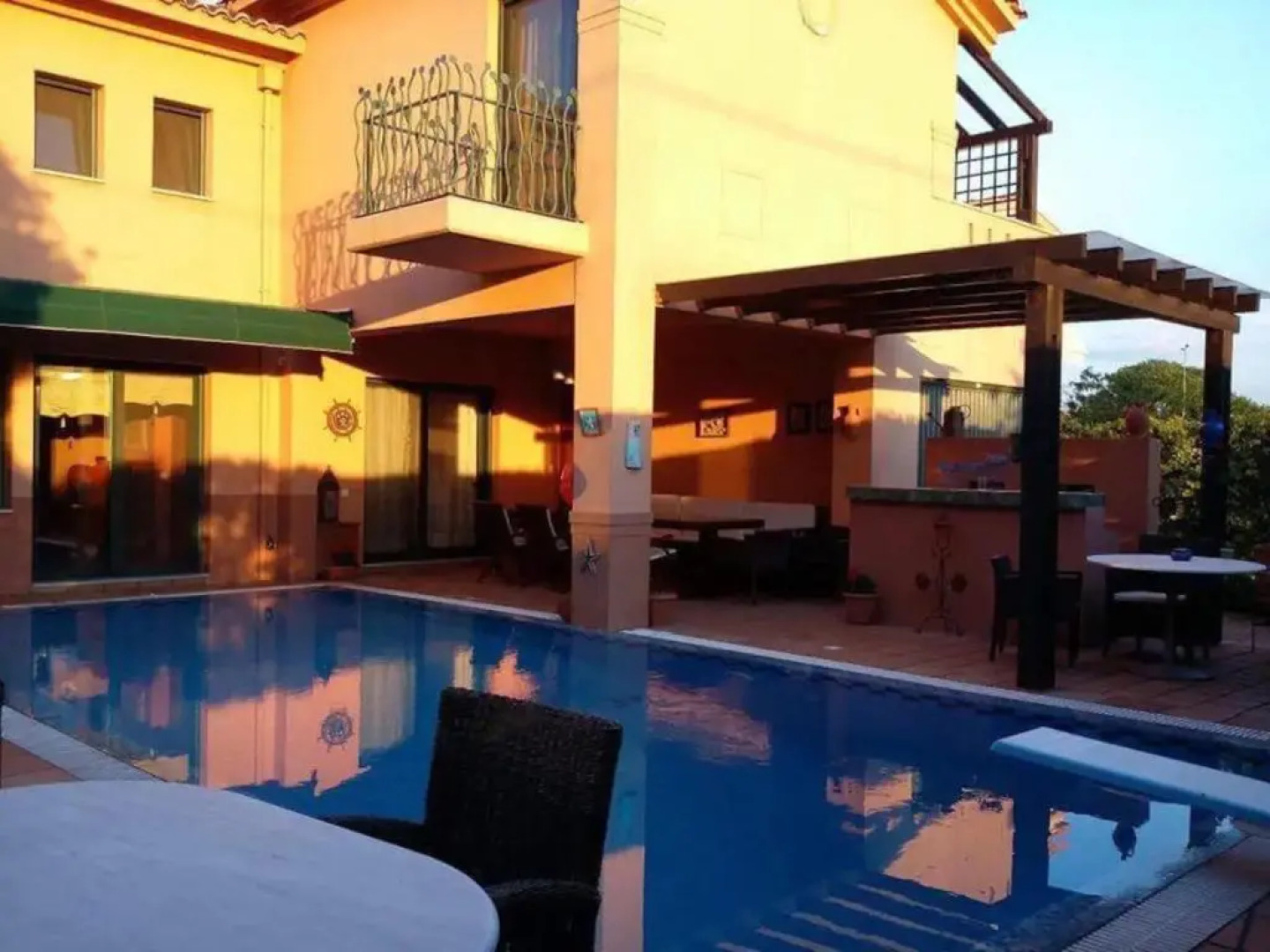 4-seasons pool villa near Meteora