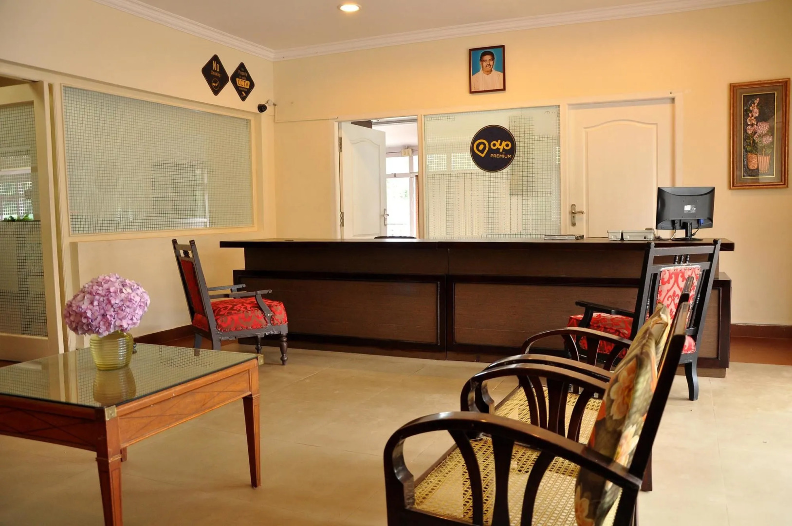 OYO Premium Golf Club Road