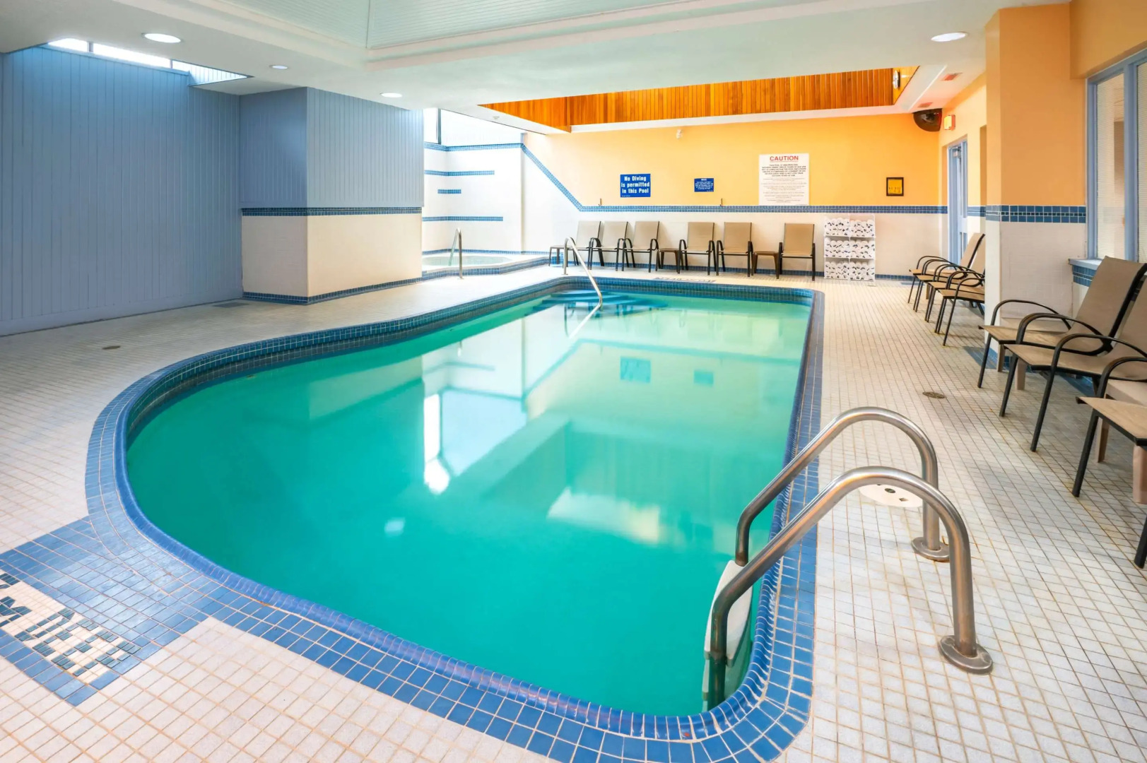 Comfort Hotel & Suites