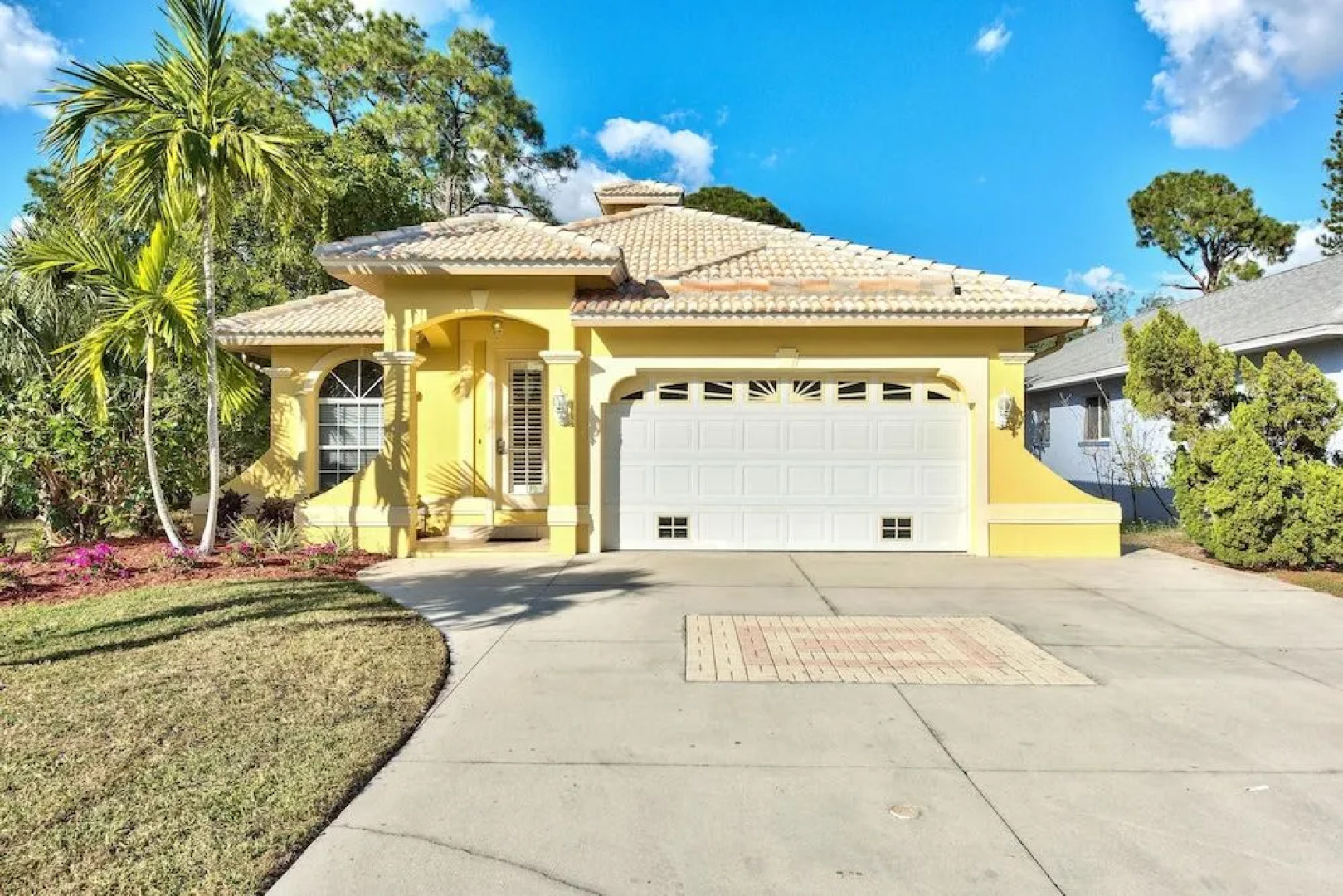 Tuscan Vacation Rental. Stylish 3-Bedroom Getaway Near Vanderbilt Beach Enjoy a Private Pool, Spacious Layout, and Modern Comforts Perfect for Families, Groups, and Pet-Friendly Stays