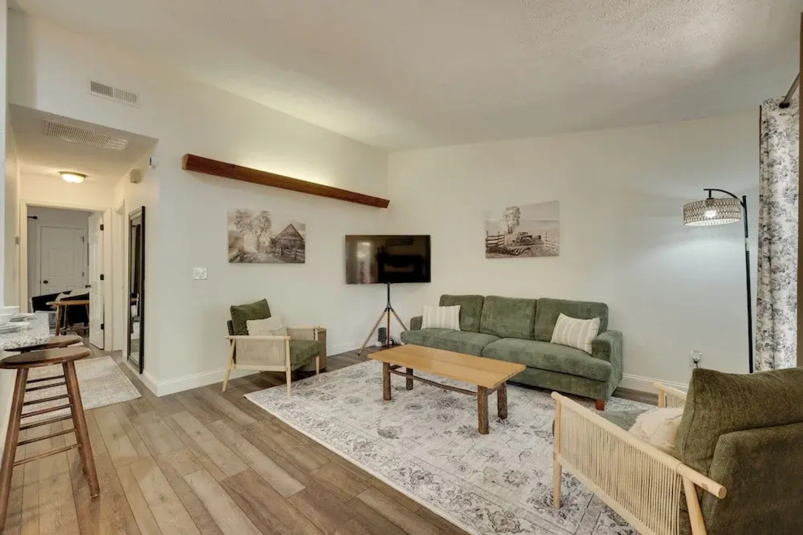 3 Mi to Table Rock Lake: Cozy Cabin in the Woods!