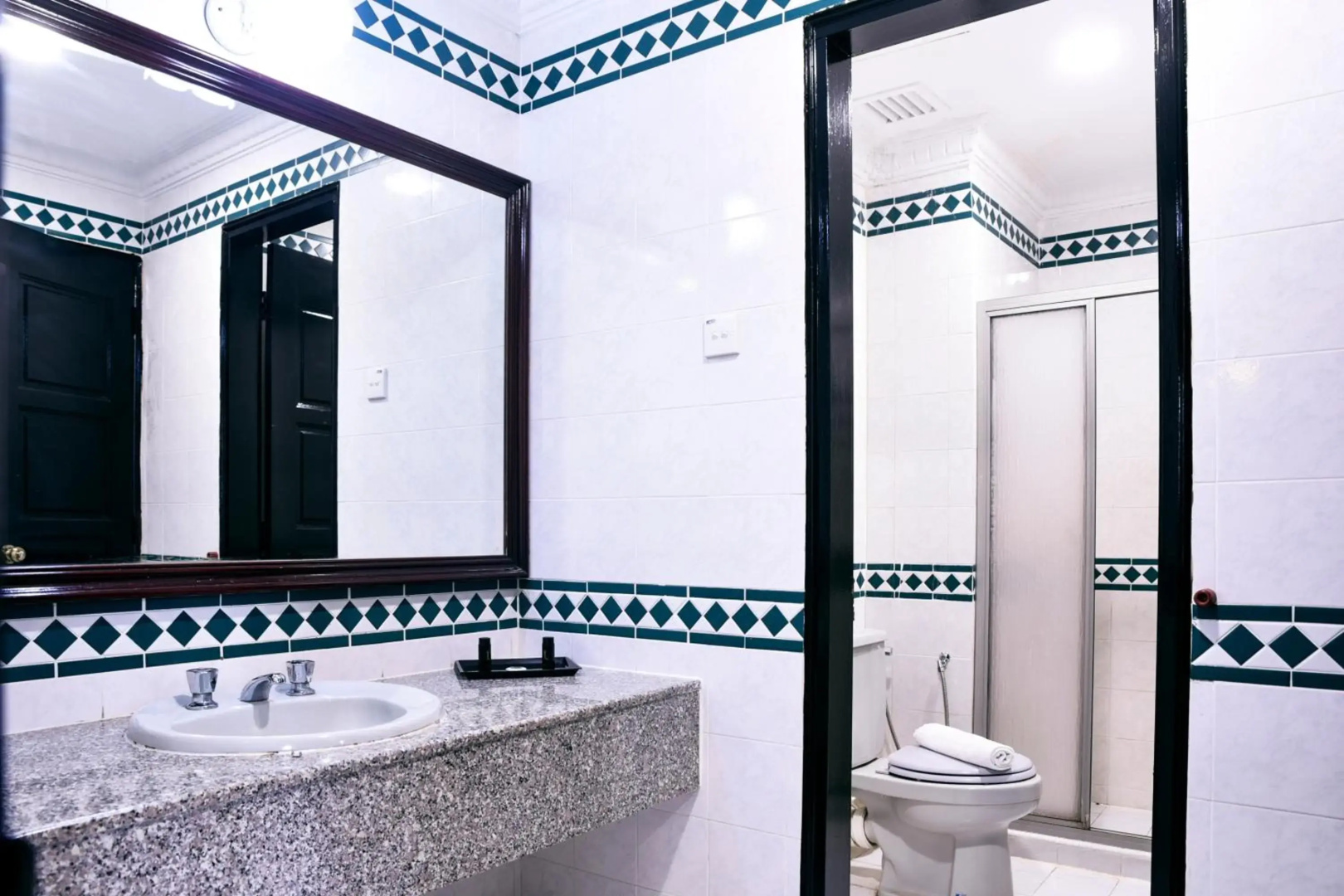 Leisure Cove Hotel & Apartments