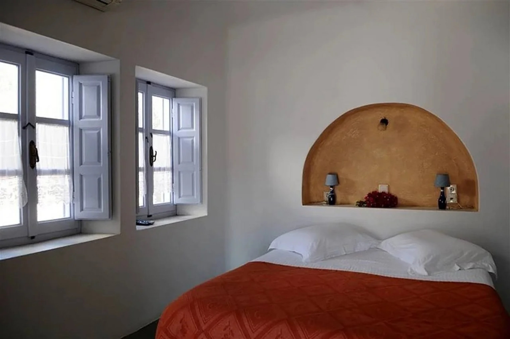 Haraki Studios & Apartments