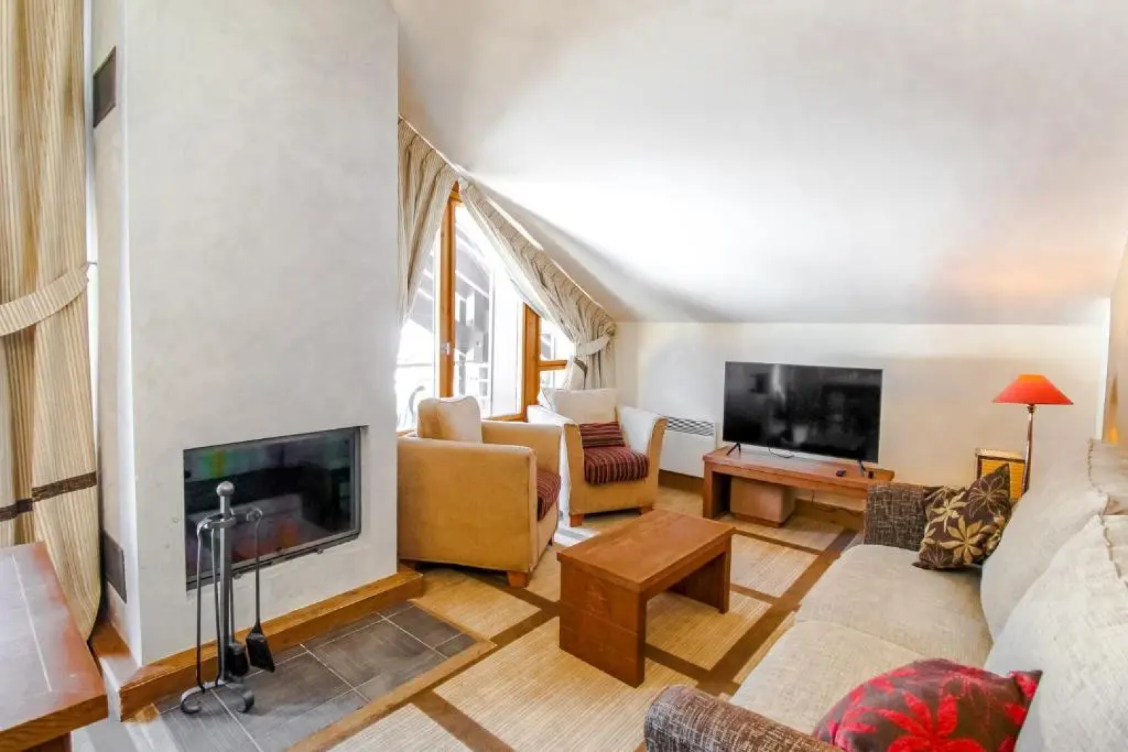 Charming 6th-floor 2-bedroom apartment with fireplace