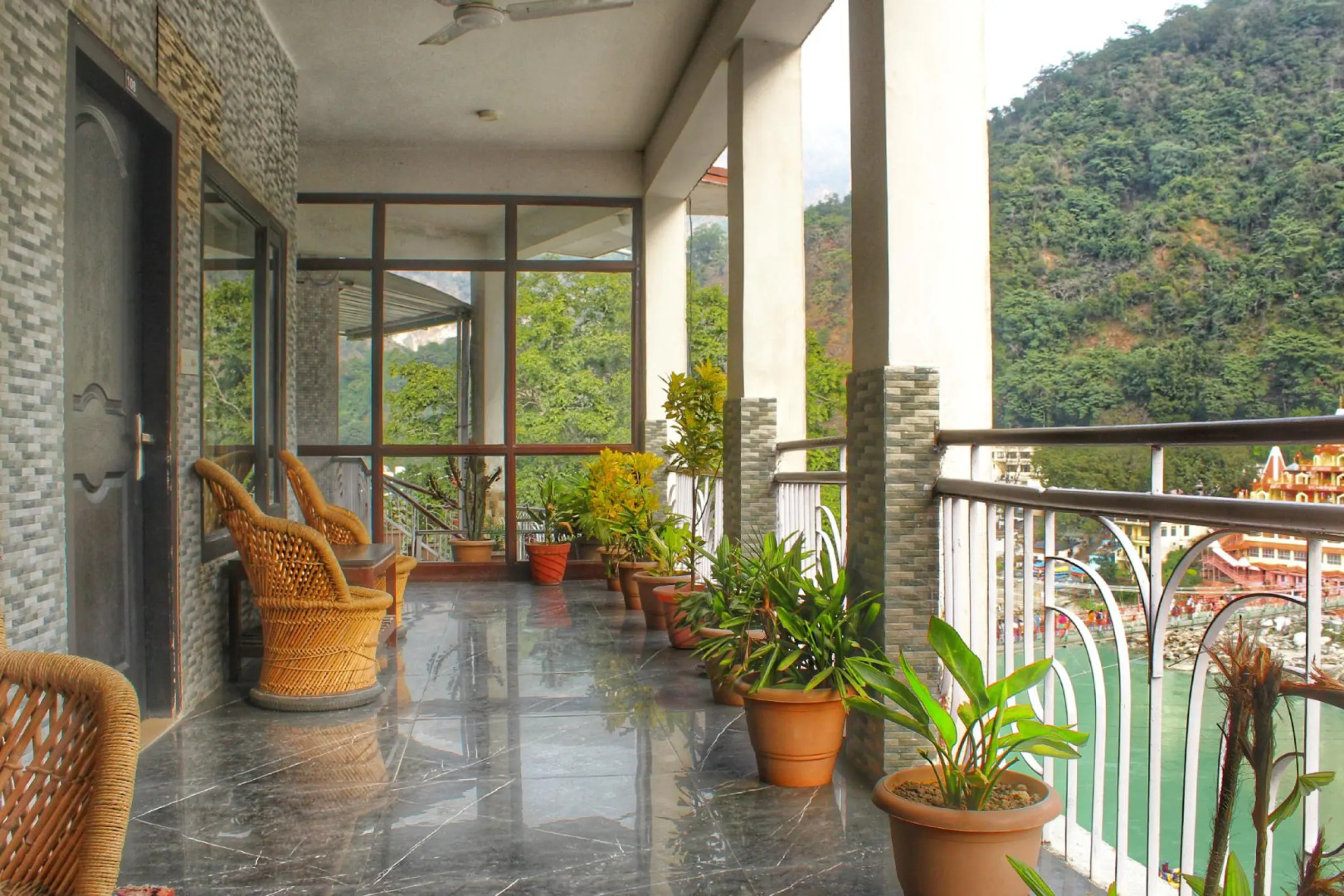 Hotel Ishan A Riverside Retreat